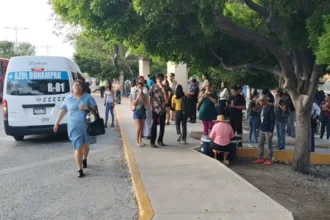 Paraderos del centro registran alta concentración de pasajeros