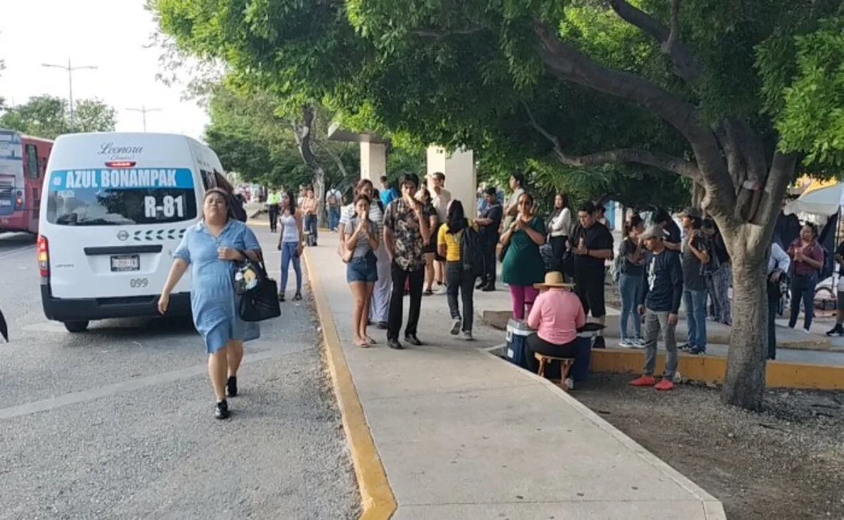 Paraderos del centro registran alta concentración de pasajeros
