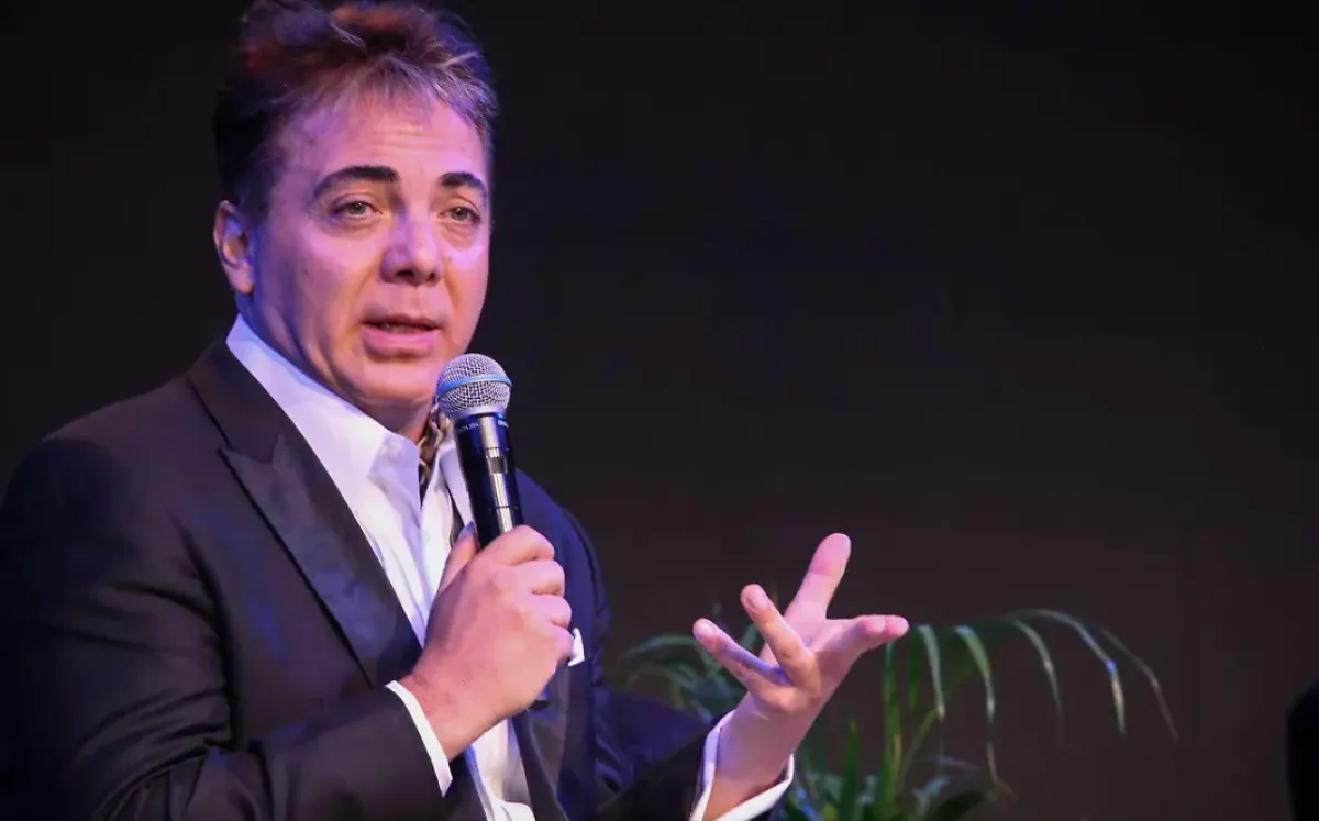 Cristian Castro termina la prepa a los 51 años, pero su “pase directo” a la UNAM resultó no ser tan directo