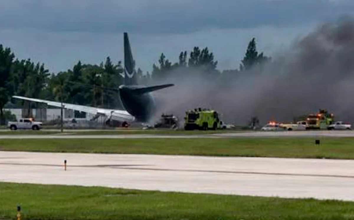 VIDEO: Avión de carga de Amazon se sale de la pista y cruza una avenida en Miami
