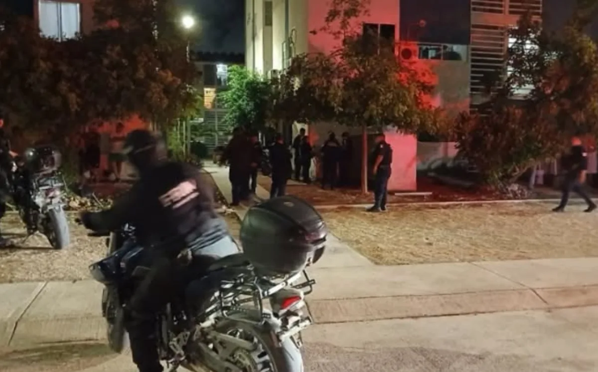 Hombre pide ayuda a paramédicos en Cancún; afirma que escapó de un sitio donde lo tenían retenido