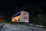 Autobús de trabajadores choca contra barda de Mayakobá; hay siete lesionados