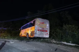 Autobús de trabajadores choca contra barda de Mayakobá; hay siete lesionados
