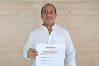 Juan Carrillo se registra en Morena por la coordinación municipal de Isla Mujeres