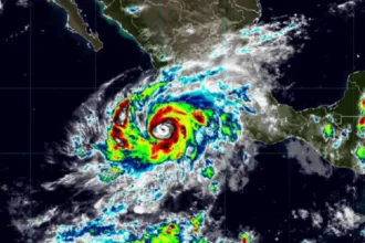 Huracán Simón alcanza categoría 3 frente a costas de México