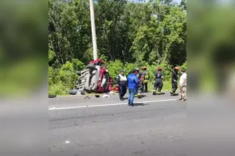 Vuelca auto en la carretera 307, cerca de Playa del Carmen; rescatan a persona atrapada
