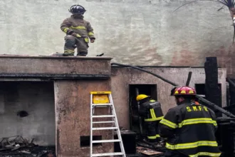Bomberos evitan que el fuego se extienda